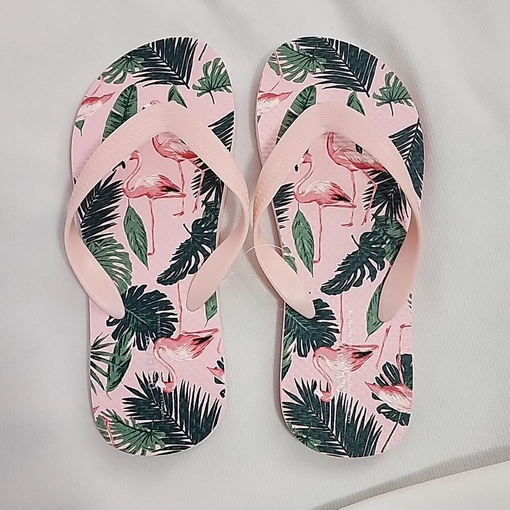 Old Navy Flip flops Size: 3-4